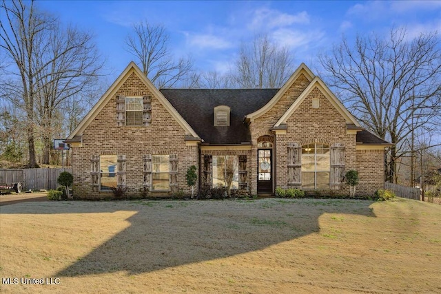 view of front of house featuring a front lawn