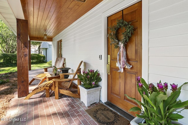 entrance to property featuring a porch