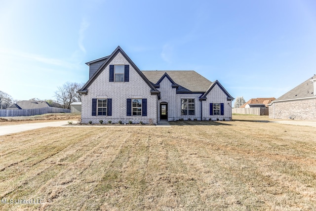 view of front of property featuring a front yard