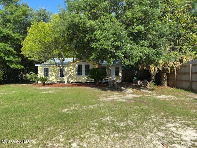 153 Saint Peter St, Biloxi, MS 39530 - view of yard