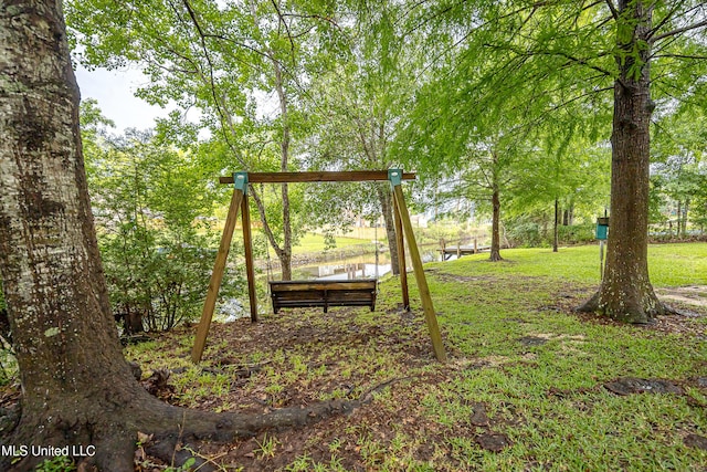 view of green lawn