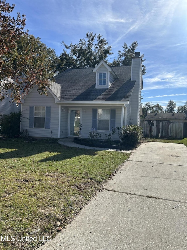 view of front of home featuring a front yard