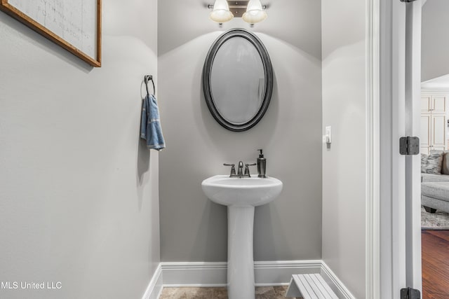 3841 Chateau Cv, Ocean Springs, MS 39564 - bathroom with baseboards