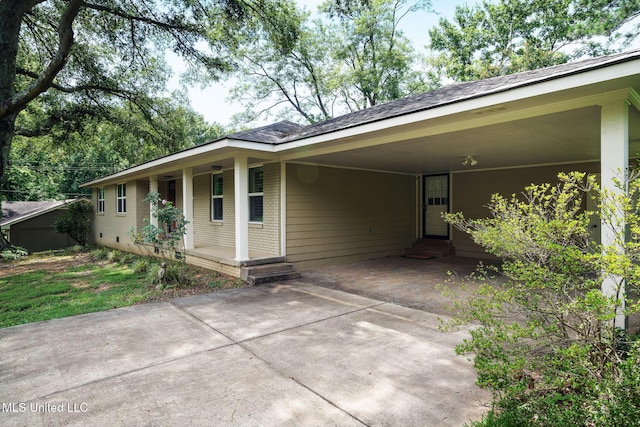 530 Oakhurst Dr, Hernando, MS 38632 - view of front of house featuring entry steps, driveway, an attached carport, brick siding, and a porch