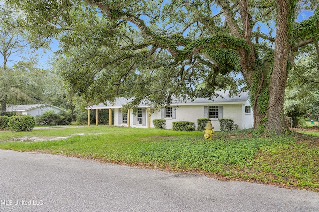 ranch-style home featuring a front yard