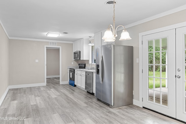 kitchen featuring crown molding, stainless steel appliances, light hardwood / wood-style flooring, and white cabinets