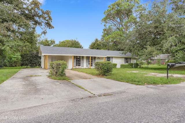 single story home with a front lawn