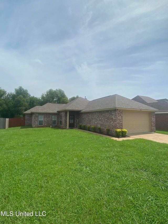 view of front of home featuring a front yard and a garage