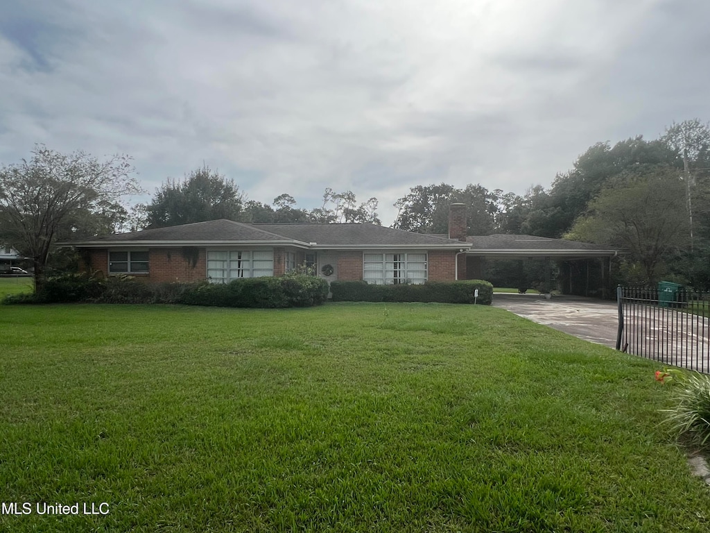 single story home featuring a front yard