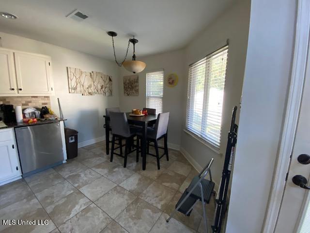 dining room with visible vents and baseboards