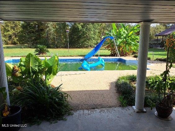 view of swimming pool