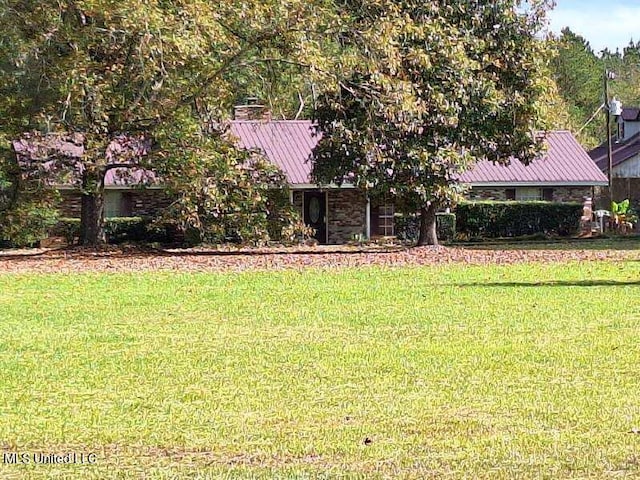 view of front of property featuring a front yard