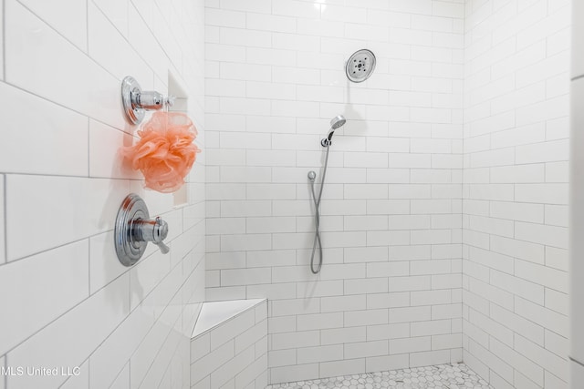 bathroom featuring tiled shower