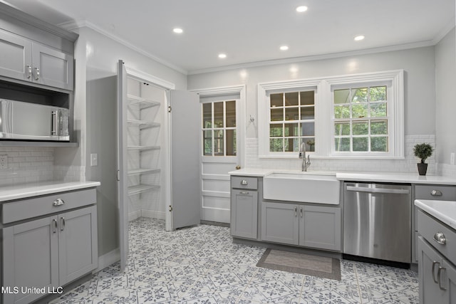 kitchen featuring decorative backsplash, stainless steel appliances, sink, and plenty of natural light