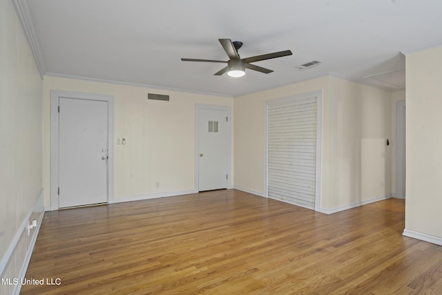 empty room featuring light hardwood / wood-style floors, crown molding, and ceiling fan