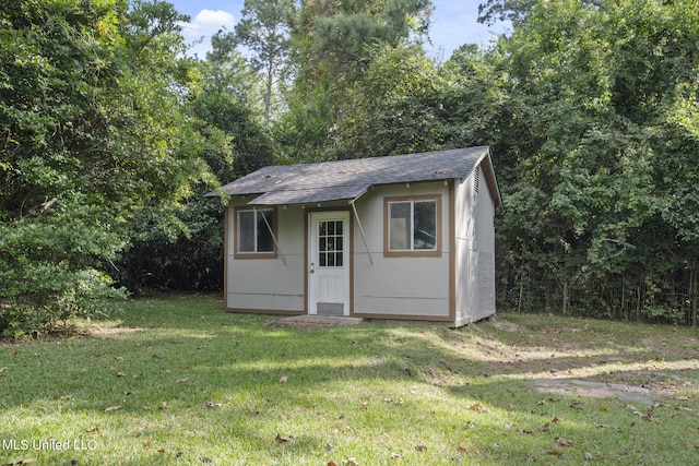 view of outdoor structure featuring a yard