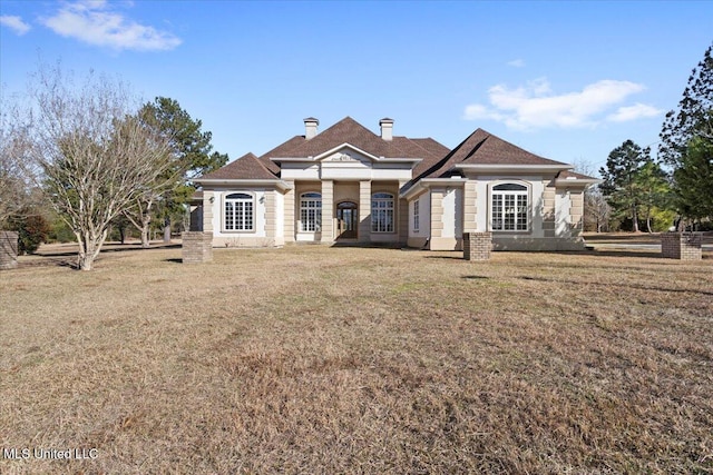 view of front of house featuring a front yard