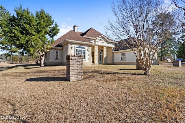 view of front of house featuring a front yard