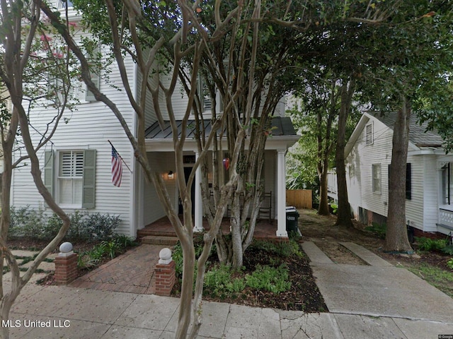 view of front of property featuring covered porch