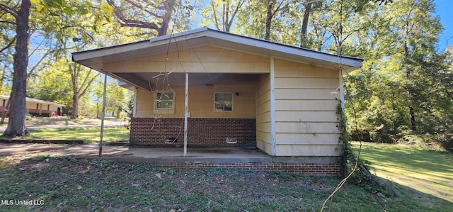 view of outdoor structure with a yard