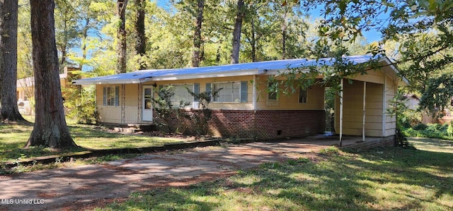 view of front of property with a front lawn