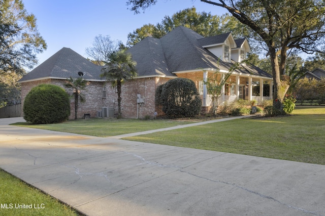 view of front of house featuring central air condition unit and a front yard