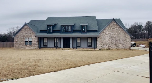 view of front facade featuring a porch and a front yard