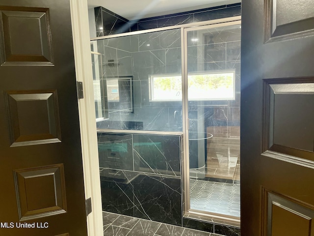 bathroom featuring a tile shower