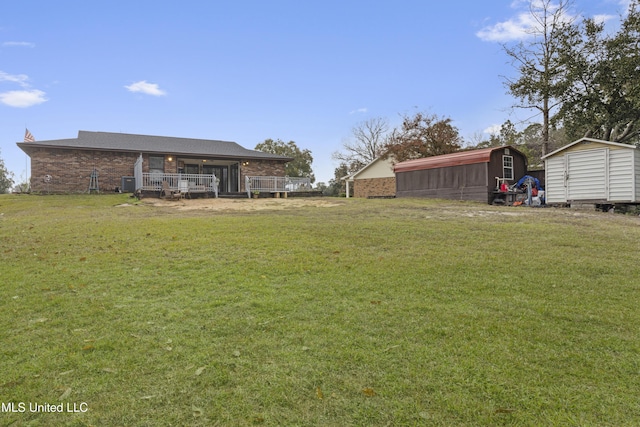 view of yard with a storage unit