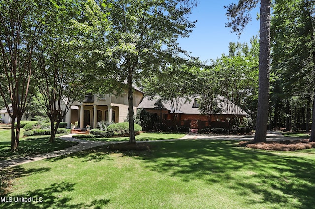 view of front of property featuring a front lawn