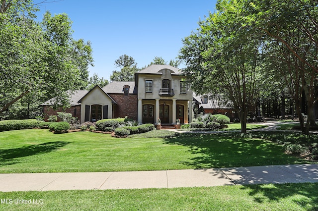 view of front facade with a front lawn