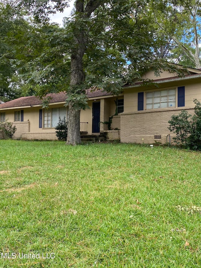 single story home with a front yard