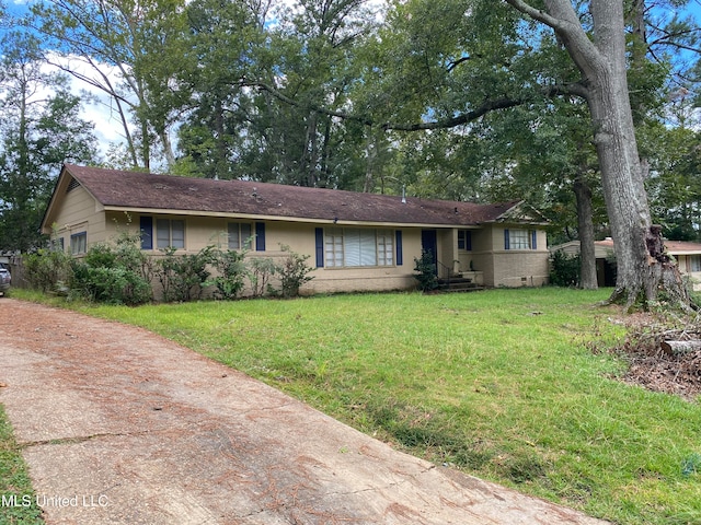 single story home with a front yard