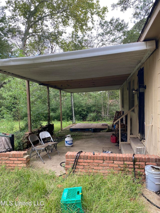 view of yard featuring a patio