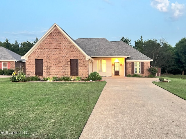 view of front of home featuring a front lawn