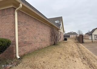 7428 Wallingford Dr, Olive Branch, MS 38654 - view of side of home with a gate