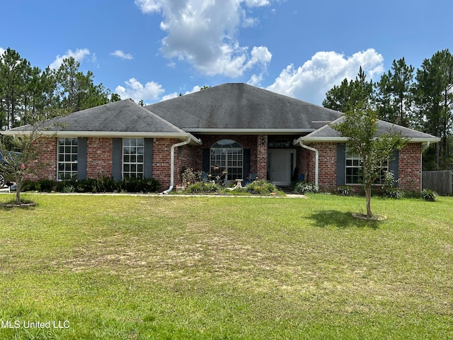 ranch-style home featuring a front lawn