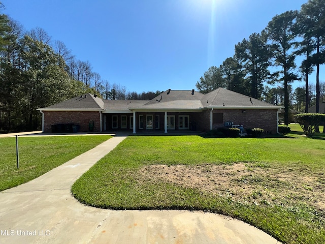 view of front of home featuring a front yard