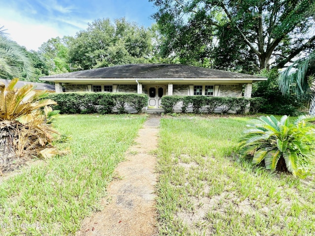 ranch-style house featuring a front yard