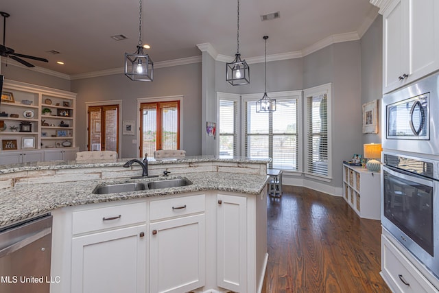 kitchen with stainless steel appliances, dark wood-style flooring, a sink, visible vents, and crown molding