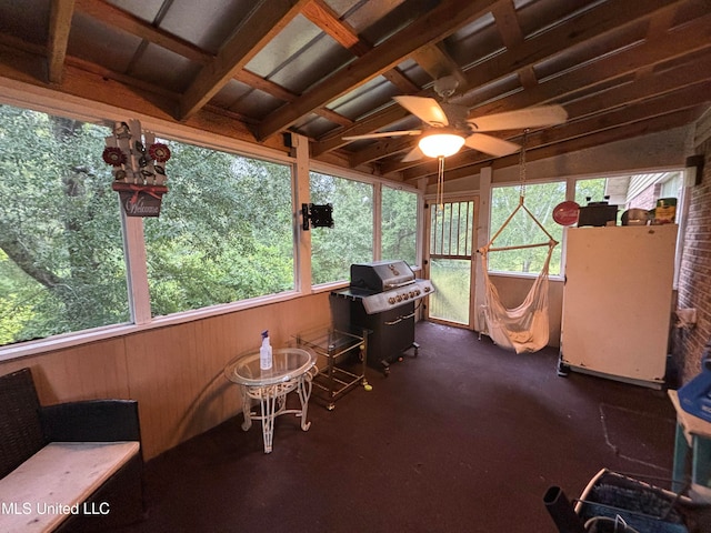 sunroom / solarium featuring a ceiling fan