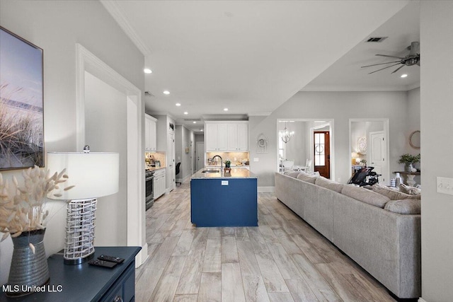 living room featuring recessed lighting, visible vents, light wood-style flooring, crown molding, and ceiling fan with notable chandelier