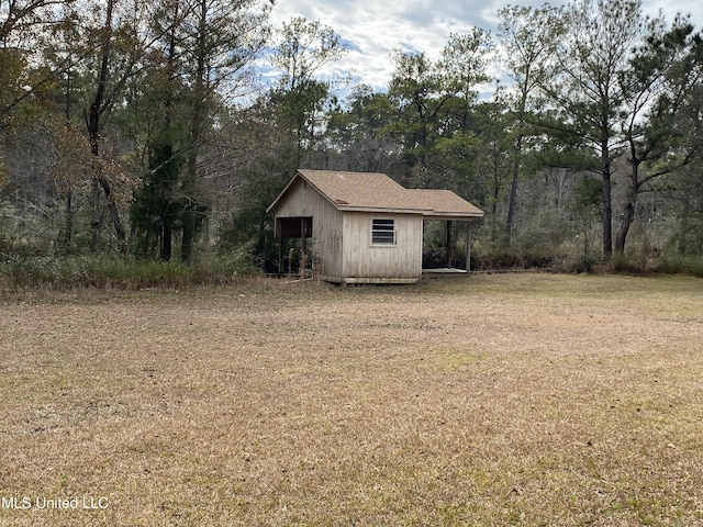 view of yard with an outdoor structure