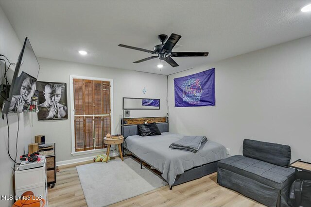 bedroom featuring baseboards, wood finished floors, recessed lighting, and a ceiling fan
