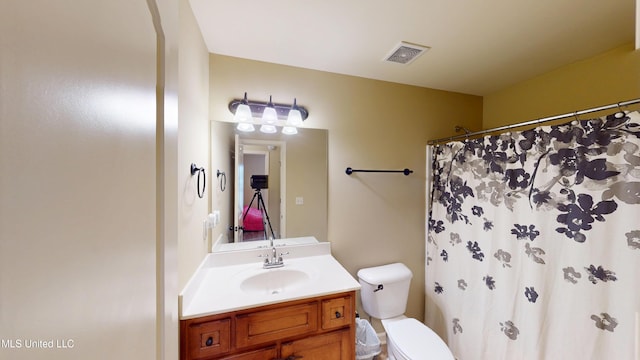 bathroom featuring a shower with curtain, vanity, and toilet