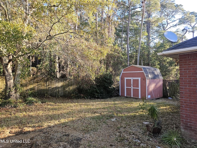 view of yard with a storage unit