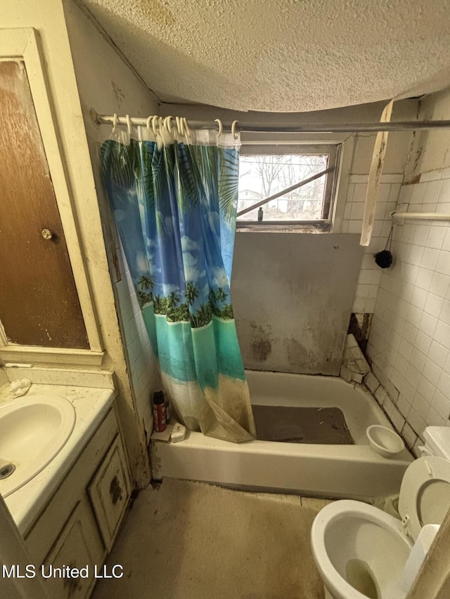 full bath with shower / bath combo, a textured ceiling, toilet, and vanity