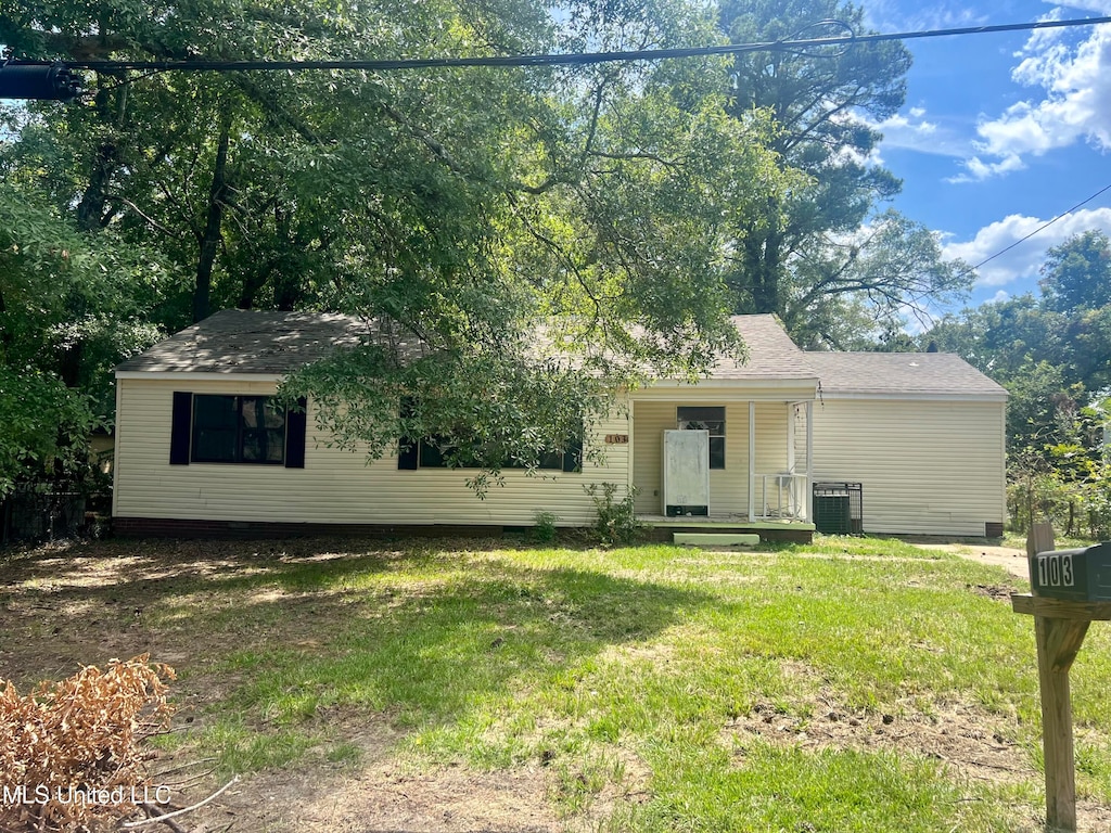 view of front of house with a front yard