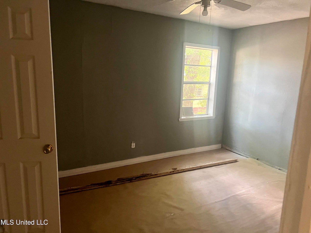 empty room featuring ceiling fan