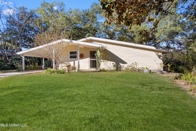 view of front of property with a carport and a front yard